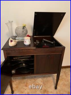 1900 antique Silvertone phonograph record player cabinet