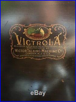 Antique 1923 Victrola record player classic solid walnut cabinet, hand crank