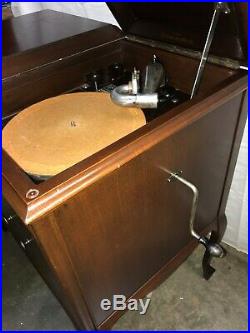 Antique 1923 Victrola record player classic solid walnut cabinet, hand crank