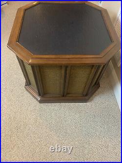Magnavox Vintage End Table with Record Player and AM/FM Stereo