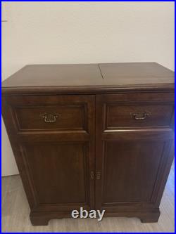 Magnavox console phonograph (record player) cabinet from the mid-1950s Magnavox console phonograph (record player) cabinet from the mid-1950s