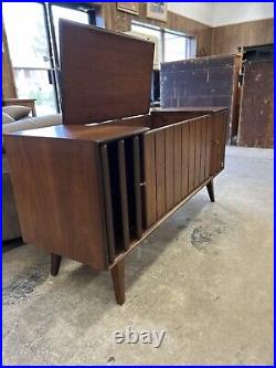 Mid-Century Modern Zenith Stereophonic High Fidelity Record Player, AM/FM Tuner
