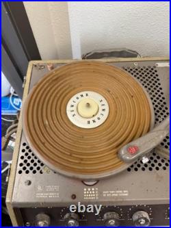 Newcomb Vintage Vacuum Tubed Record Player With speaker model TR 1640M