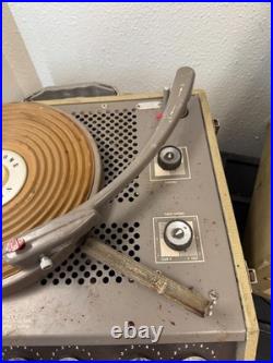 Newcomb Vintage Vacuum Tubed Record Player With speaker model TR 1640M