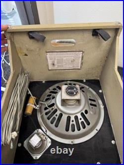 Newcomb Vintage Vacuum Tubed Record Player With speaker model TR 1640M