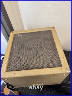 Newcomb Vintage Vacuum Tubed Record Player With speaker model TR 1640M