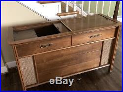 VINTAGE Magnavox STEREO CONSOLE Record Player and AM/FM Radio System Mid Century
