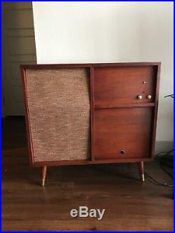 V. M Triomatic Tube Radio Record Player Cabinet Model 565a Works Great