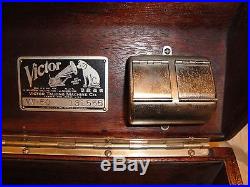 Victor Victrola Antique VV-50 Tiger Oak Portable Phonograph Record Player Works