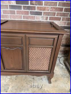 Vintage MCM 1970s Sylvania Solid State FM/AM Stereo Record Player Console NICE