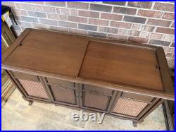 Vintage MCM 1970s Sylvania Solid State FM/AM Stereo Record Player Console NICE