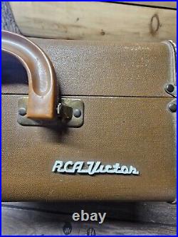 Vintage RCA Victor Victrola Portable Record Player 7-EMP-2K. READ Vintage RCA Victor Victrola Portable Record Player 7-EMP-2K. READ